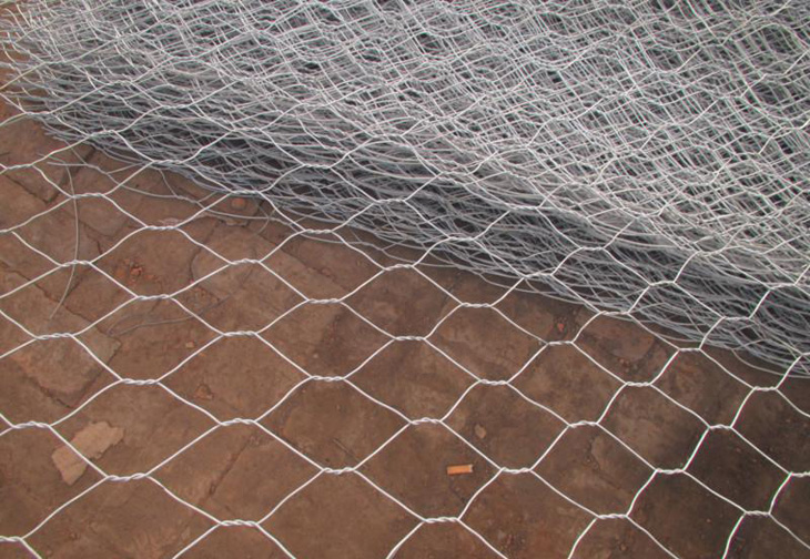 镀锌石笼网主要用于制作石笼网箱和直接铺在山坡边沟用于防护水土流失和山石滚落。镀锌石笼网的原料是高镀锌量的铁丝，镀锌铁丝的镀锌量大部分在260克/。镀锌石笼网的原材料主要有2种：（1）镀锌钢丝：低碳钢