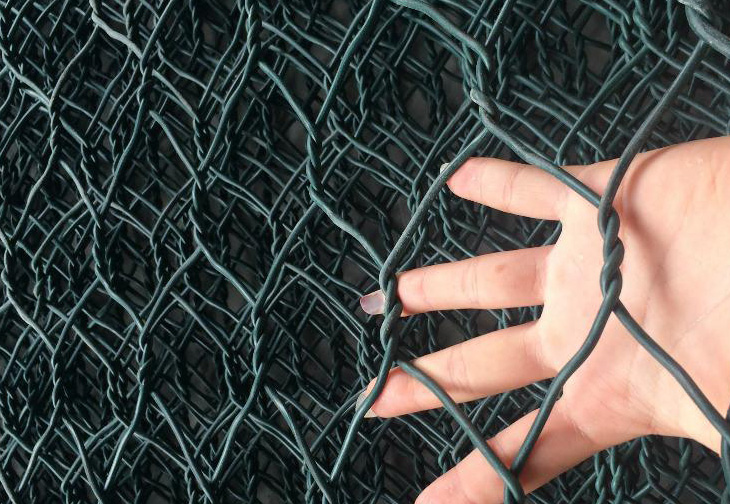 包塑石笼网原材料选用：1.包塑镀锌钢丝，也是PVC钢丝，钢丝表面包裹PVC保护层，然后编织成各种孔径的六角网。这层PVC保护层将会大大增加在高污染环境中的保护，并且通过不同颜色的选择，使其能和周围环境