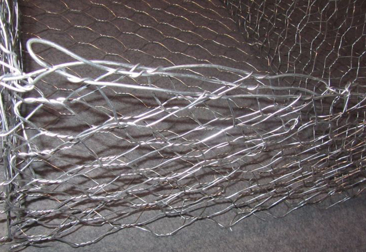 锌铝合金石笼网具有较高的抗腐蚀性能，其产品的抗腐蚀性能约是普通纯镀锌钢丝的2-3倍。寿命高达普通石笼网的50年以上，无论在户外、在潮湿环境、或在海洋气候等恶劣环境，该合金锌层钢丝的抗腐蚀性能均比普通镀