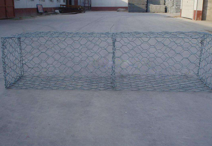 格宾网箱是由格宾网片编织成的网箱网笼，还称为石笼网箱。格宾网箱是由隔板分成若干个单元格，可以加固格宾网箱的稳定性。可以有效的保护河床防止冲刷、防止水土流失，保护河岸海域的防御保护工程。格宾网的特点1.